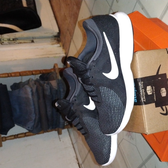 Nike Revolution 4 Running Shoes Size:13-M-mens Black-Grey-White - Picture 3 of 8